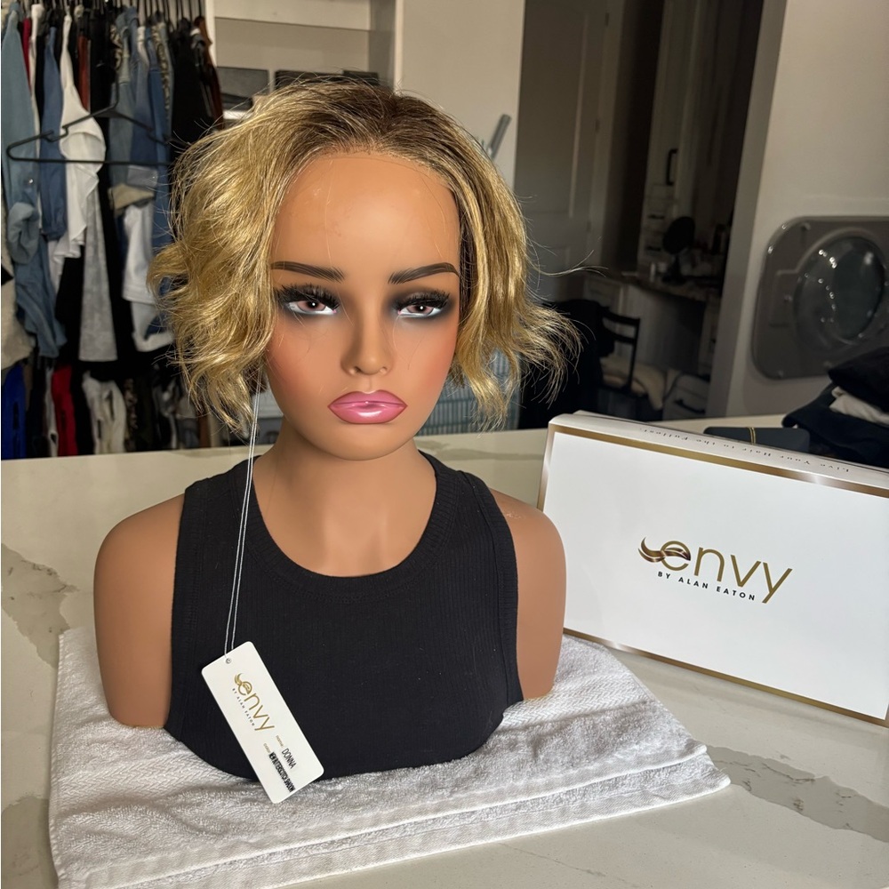 Envy Wig Donna NWT XX SOLD XX